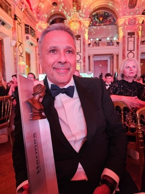 Preisträger mit Trophäe
