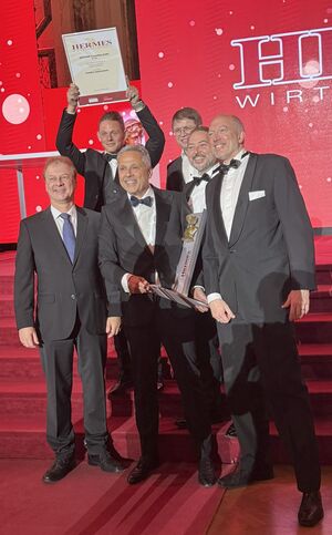 Softcom-Team auf der Bühne der Hermes Gala